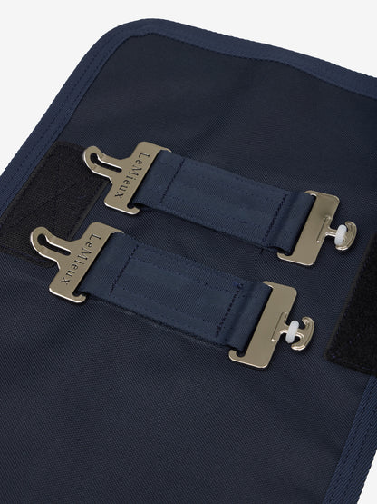 Detailaufnahme der T-Verschlüsse und Klettverschlüsse auf der Vorderseite der LeMieux Brusterweiterung in Navy – für sicheren Halt und perfekte Passform bei Pferdedecken.