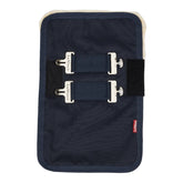 Vorderseite der LeMieux Brusterweiterung Sensitive in Navy mit zwei übereinanderliegenden T-Verschlüssen und seitlichem Klettverschluss, der die Position stabil hält und die Pferdedecke zuverlässig erweitert.