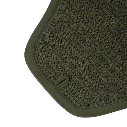 Detailansicht der LeMieux Fliegenmütze Essence in Pine Green – handgehäkeltes Material mit feiner Kantenverarbeitung und Bindeschlaufe.