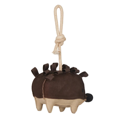 LeMieux Pferdespielzeug Igel von hinten mit breitem Rücken und zweireihigen elastischen Schlaufen an der Oberseite, zweifarbig in Beige und Braun – Beschäftigungsspielzeug für Pferde und Ponys zur Boxenunterhaltung und Stressabbau.