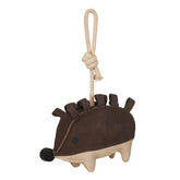 LeMieux Pferdespielzeug Igel in Beige und Braun mit elastischen Schlaufen an der Oberseite, langer schwarzer Stupsnase und Aufhängung am Seil – ideales Stallspielzeug gegen Langeweile für Pferde und Ponys, mit dezent eingesticktem LeMieux Logo.