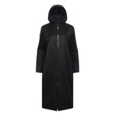 Langer und weiter schwarzer Reitmantel für Damen in Vorderansicht. Mit gefütterter Kapuze, mit schwarzem kuscheligem Fleece. Der lange Reißverschluss glänzt durch die wasserdichten verklebten Nähte.