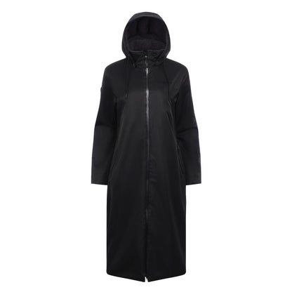 Langer und weiter schwarzer Reitmantel für Damen in Vorderansicht. Mit gefütterter Kapuze, mit schwarzem kuscheligem Fleece. Der lange Reißverschluss glänzt durch die wasserdichten verklebten Nähte.
