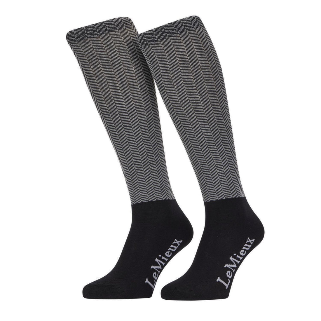 LeMieux Reitstrümpfe Aspen Herringbone Black – elegante Kniestrümpfe mit schwarz-weißem Fischgrätmuster aus der Aspen Kollektion. Kombinierbar mit schwarzen Reithosen und anderen Kleidungsteilen der Aspen Kollektion.