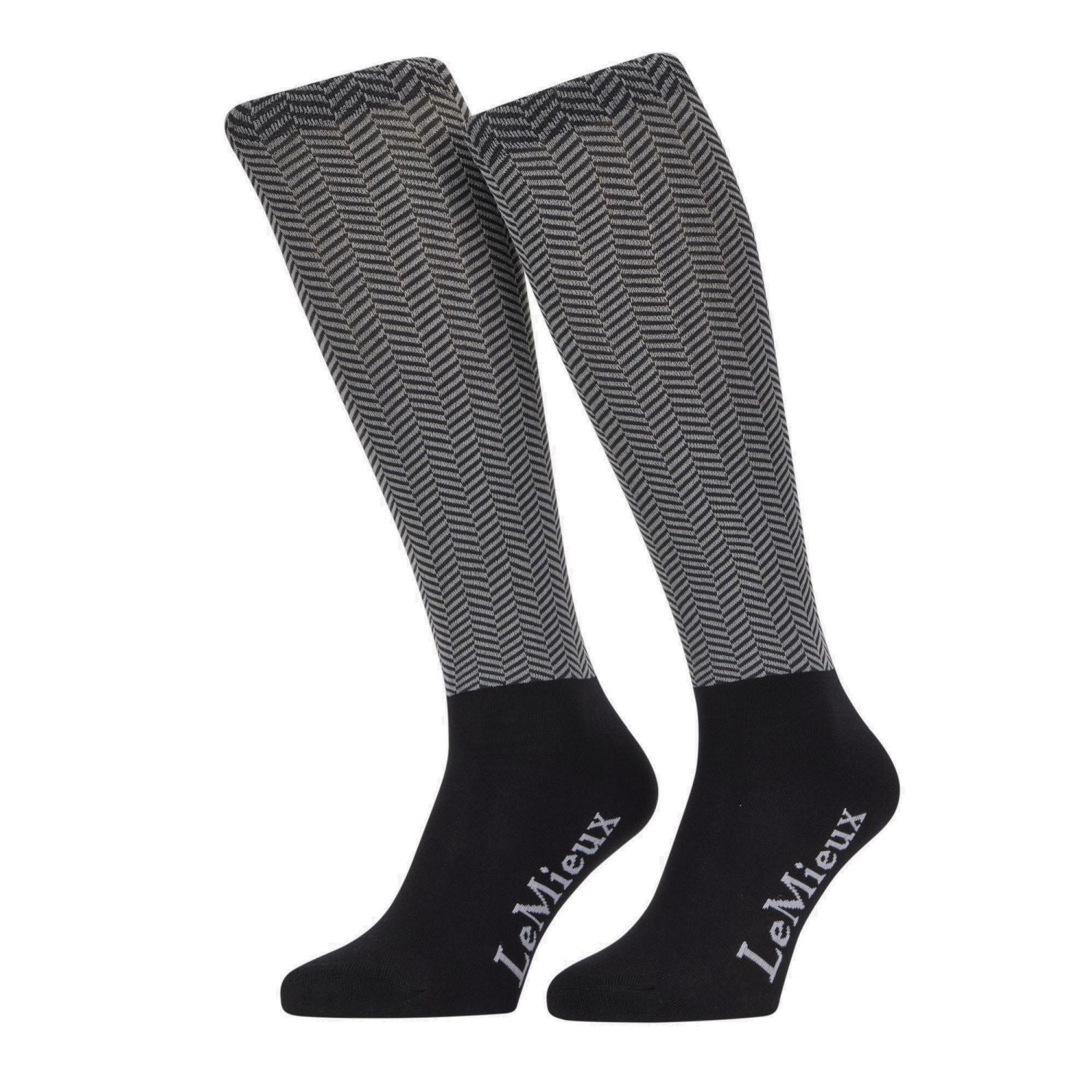 LeMieux Reitstrümpfe Aspen Herringbone Black – elegante Kniestrümpfe mit schwarz-weißem Fischgrätmuster aus der Aspen Kollektion. Kombinierbar mit schwarzen Reithosen und anderen Kleidungsteilen der Aspen Kollektion.