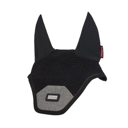 LeMieux Fliegenmütze Aspen Herringbone Black – elegante Fliegenhaube im klassischen Fischgrätmuster in Schwarz-Weiß mit handgefertigter Häkeloptik und metallischem LeMieux Logo. Luxuriöser Insektenschutz mit elastischen Ohren und atmungsaktivem Material für Pferd und Pony.