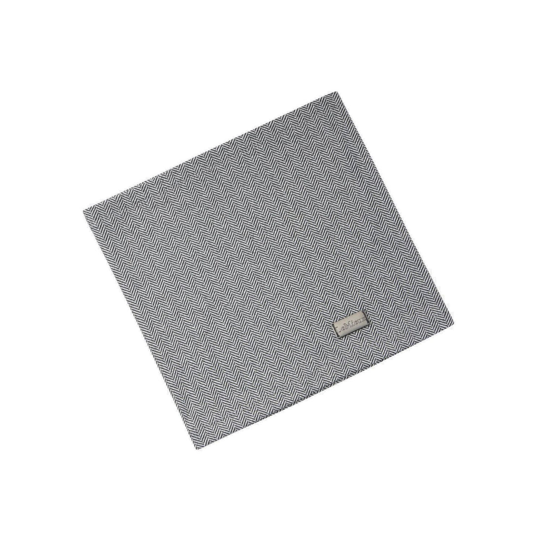 Das Produktfoto zeigt den Flach gelegten Schlauchschal Aspen Herringbone von LeMieux aus der Aspen Kollektion mit Fischgrätmuster und Lemieux Logo.