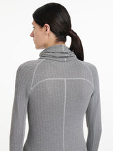 Der LeMieux Snood Aspen Herringbone mit Fischgrätmuster wird hier in Rückansicht von dem Model kombiniert mit dem Aspen Herringbone Base Layer von Lemieux getragen. Das Fischgrätmuster des Schlauchschals geht in das des Base Layers über. Perfekte Kombination.