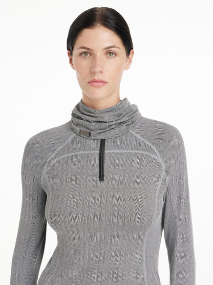 Ein Model trägt den Aspen Snood Herringbone locker um den Hals. Kombiniert mit dem passenden Lemieux Aspen Herringbone Base Layer wirkt das Design einheitlich und harmonisch. Sehr elegante Kombination mit Funktion für kalte Tage.