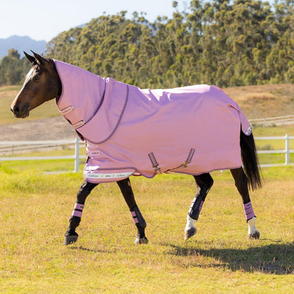 Die LeMieux Outdoordecke Arika Ripstop Turnout Rug 0g in der Trendfarbe Fondant bietet hohe Sichtbarkeit auf der Weide und schützt das Pferd durch das wasserdichte 600D Ripstop-Material zuverlässig vor Wind und Regen. Auch bei schnell wechselndem Wetter ideal durch Atmungsaktivität.