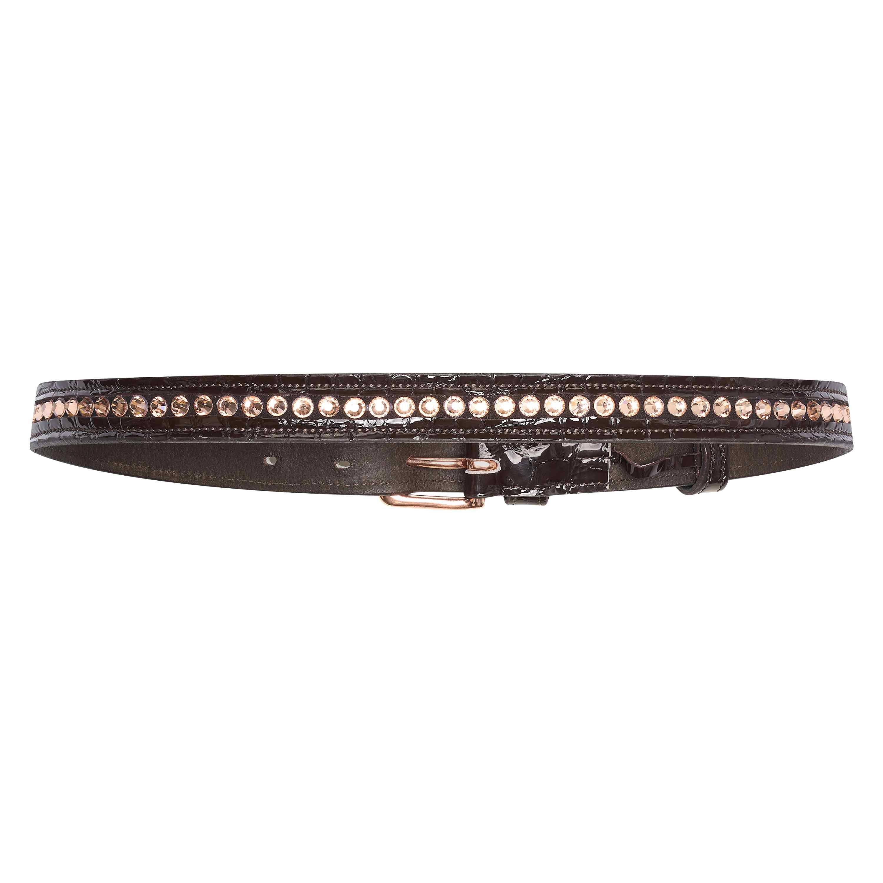 Auf der Rückseite des Imperial Riding Gürtel IRHOlania Sparkle brown rose metal sind die rose goldenen Strasssteine eingebettet in das braune Croco-Lack-Leder zu sehen. Die Strassteine umschrießen den Gürtel fast vollständig . Der edle Reitgürtel RHOlania Sparkle brown rose meta ist ein luxuriöses Accessoire für Herren und Damen. Perfekte Equestrian Lifestyle Mode, für Freizeitlooks, zum Reiten und für Turnierreiter*innen. Der Imperial Riding Gürtel IRHOlania Sparkle brown rose metal  ist gut kombinierbar.