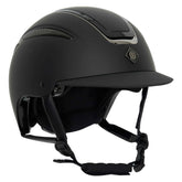 Der Imperial Riding Reithelm IRHOlania Deluxe Small Visor in Schwarz ist in der seitlichen Frontansicht zu sehen. Er besitzt eine matte Oberfläche, glänzende Chrom-Einsätze und das Imperial Riding Logo. Der schwarze Helmverschluss ist mit einem Kinnpolster ausgestattet, das für sicheren Halt beim Reiten sorgt.