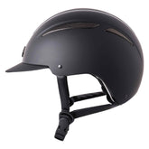 Die Seitenansicht des Imperial Riding IRHOlania Deluxe Small Visor Reithelms in Schwarz zeigt dezente Belüftungsöffnungen, einen schlanken Helmschirm und die ergonomische Form der Helmschale. Der Helmverschluss sorgt für einen sicheren Sitz, und das Design ist ideal für Training und Turniere geeignet.