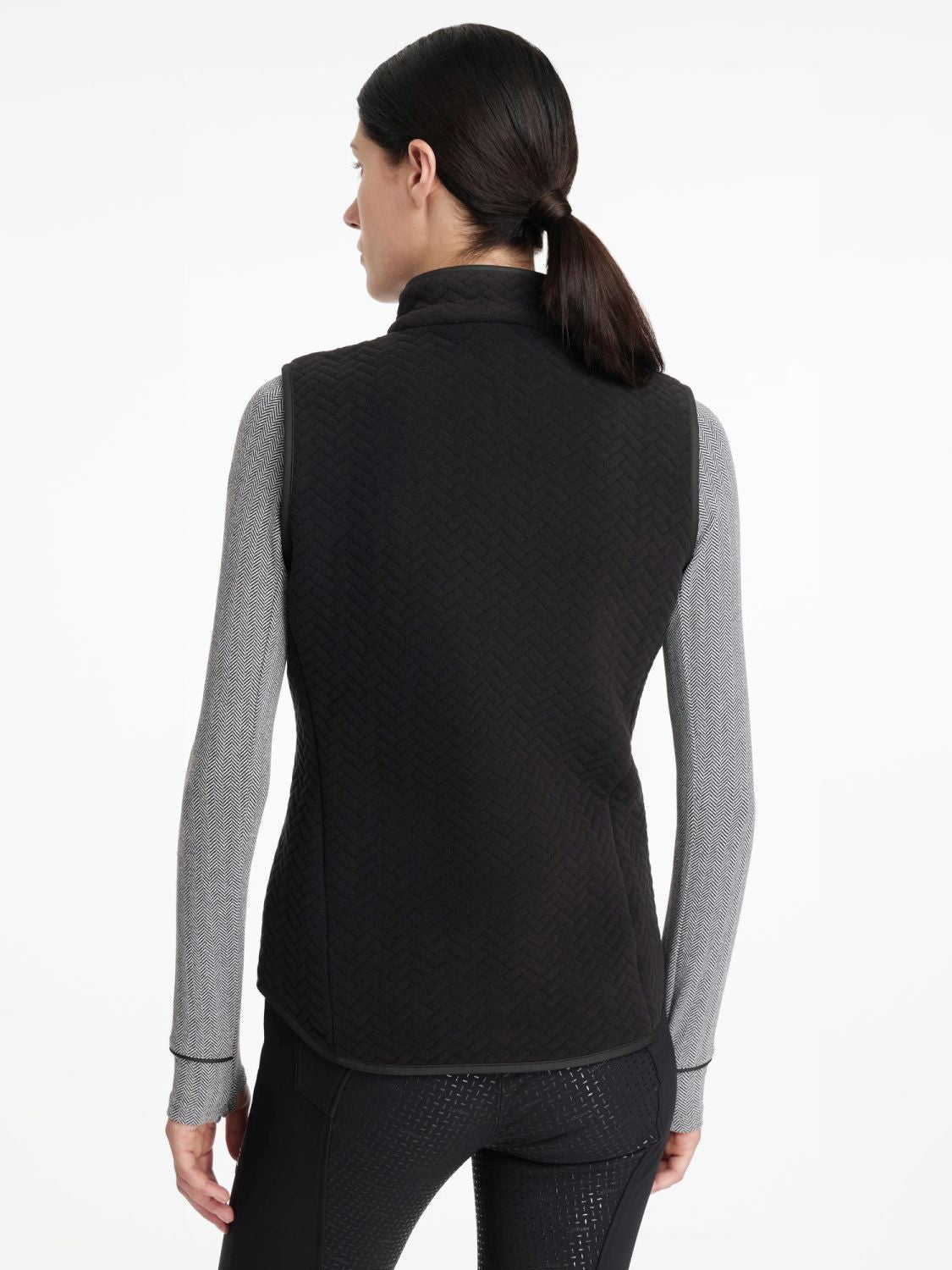 Hochwertige Damen Fleece Reitweste für kalte Tage – Rückansicht. Kombiniert mit einem Aspen Base Layer im Zwiebel-Look. Hochwertige Damen Fleece Reitweste für kalte Tage – Rückansicht.
