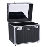 Geöffnete Imperial Riding Putzbox IRHShiny grey black mit variabler Innenaufteilung, herausnehmbaren Trennwänden, Neopren-Innenmaterial und Spiegel im Deckel für den Einsatz im Stall oder auf Turnieren. Zur Aufbewahrung von Bürsten, Striegeln, Putzzeug und Pferdepflegemitteln. Perfekt abgestimmt für Reiter*innen die Pferdepflege zelebrieren und lieben.