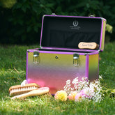 IRHBasic Slim Line Putzbox Unicorn von Imperial Riding draußen auf Gras, geöffneter Deckel mit Netztasche, flexible Innenaufteilung, Bürsten zur Pferdepflege sowohl in der Box als auch davor, Farbverlauf von Gelb zu Pink zu Lila, robust und stylisch für Stall und Turnier, funktionale Slim Line.