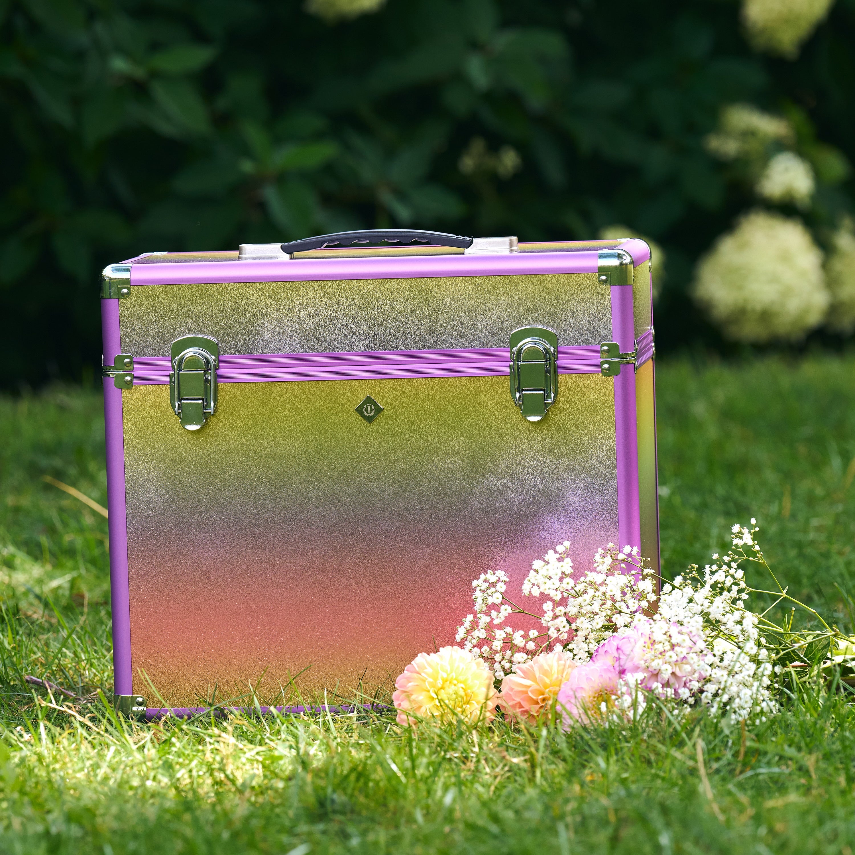 Imperial Riding IRHBasic Slim Line Putzbox Unicorn auf Gras, geschlossene Box, Farbverlauf von Gelb zu Pink zu Lila, leichte raue Oberflächenstruktur im Tageslicht sichtbar, stylisch und auffällig für Stall und Turnier, platzsparend und robust.