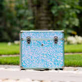 Vorne geschlossene Imperial Riding IRHBasic Slim Line Putzbox Mermaid in Outdoor-Kulisse. Die Box zeigt ein blau-rosa schimmerndes Mermaid-Design mit silbernem Rahmen, stabilen Verschlussschnallen und einem kompakten, rechteckigen Format. Ideal für Reiterinnen und Reiter, die eine robuste, platzsparende und optisch auffällige Putzbox für Stall, Spind und Turnier suchen.