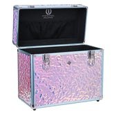 Offen stehende Imperial Riding IRHBasic Slim Line Putzbox in der Farbe Mermaid in Studioaufnahme. Die schimmernde Putzbox zeigt ihre irisierende Pink-Blau-Rosa-Oberfläche mit silbernem Rahmen, zwei Metallschnallen und geräumigem Innenraum ohne Trennwände. Im Deckel ist eine schwarze Netztasche sichtbar. Ideal zur Aufbewahrung von Bürsten, Pferdepflegeprodukten und Sprühflaschen im Stall oder auf dem Turnier.