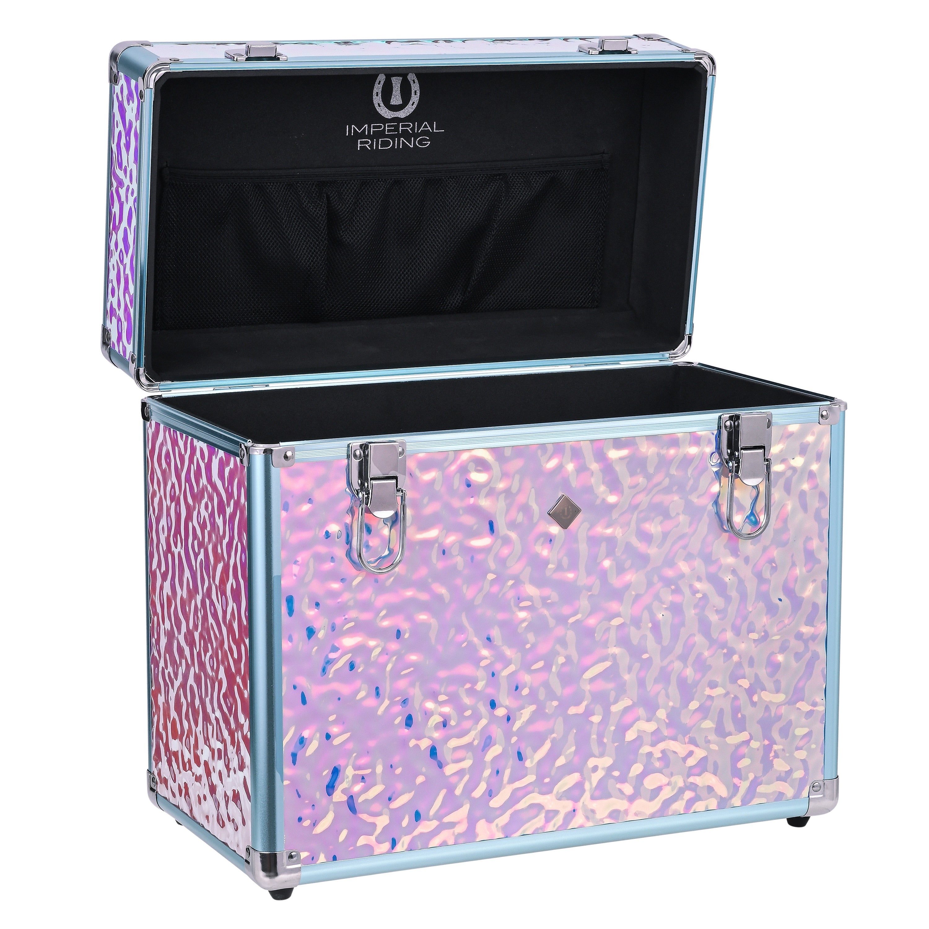 Offen stehende Imperial Riding IRHBasic Slim Line Putzbox in der Farbe Mermaid in Studioaufnahme. Die schimmernde Putzbox zeigt ihre irisierende Pink-Blau-Rosa-Oberfläche mit silbernem Rahmen, zwei Metallschnallen und geräumigem Innenraum ohne Trennwände. Im Deckel ist eine schwarze Netztasche sichtbar. Ideal zur Aufbewahrung von Bürsten, Pferdepflegeprodukten und Sprühflaschen im Stall oder auf dem Turnier.