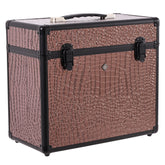 Geöffnete Imperial Riding IRHBasic Slim Line Putzbox in braunem Croco-Design mit praktischer Netztasche im Deckel, ideal für Bürsten, Pflegemittel und Reitsport-Equipment.