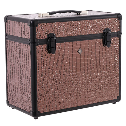 Geöffnete Imperial Riding IRHBasic Slim Line Putzbox in braunem Croco-Design mit praktischer Netztasche im Deckel, ideal für Bürsten, Pflegemittel und Reitsport-Equipment.