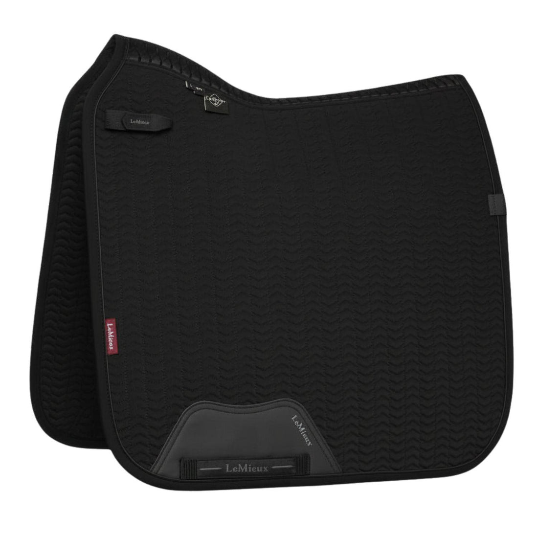 Die Essence-Dressurschabracke von Lemieux hat ein wunderschönes Chevron-Muster. Die schwarze Sattelunterlage in anatomischer Form, besonders im Bereich des Widerrists, ist in der Oberlinie mit einem 3D-Mesh-Material ausgestattet, das für Luftzirkulation sorgt. Das innenliegende Self-Cool-Futter kühlt besonders im Sommer bei anstrengenden Dressurlektionen. 