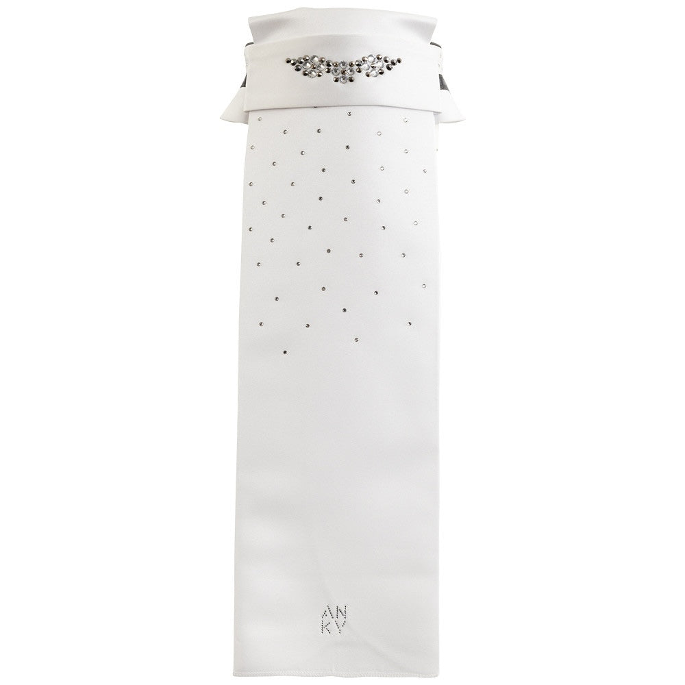 Die Frontansicht des ANKY Plastron Prosperous White Graphite (ATP26501) zeigt den Dressurkragen mit einer flügelförmigen Anordnung aus hellen und grauen Kristallsteinen. Auf dem langen Dressurlatz bilden funkelnde Strasssteine ein edles Explosionsmuster, das im Sonnenlicht glitzert.