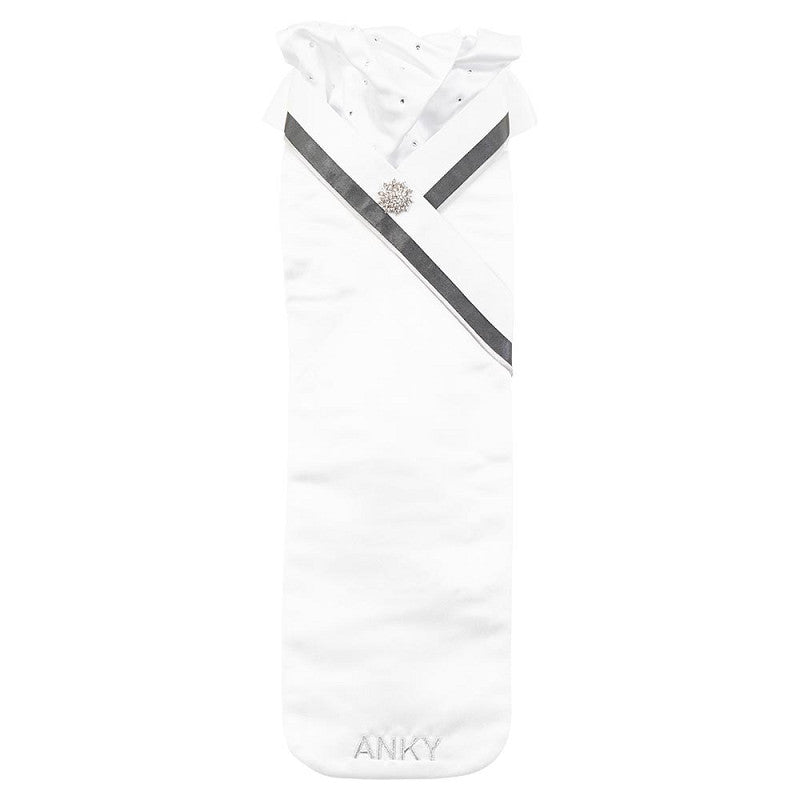 Vollständige Ansicht des hochwertigen ANKY Plastron Symphony C-Wear in der Farbe White Grey für den Dressursport. Das Bild zeigt den plissierten Dressurkragen, der mit feinen Glitzer-Kristallsteinen besetzt ist und von einem eleganten Einfassband in Grey und Silber gerahmt wird. Ein besonderes Highlight ist die mitgelieferte, sternförmige und glitzernde Plastronnadel auf dem langen Dressurlatz, der zudem mit dem eingestickten ANKY-Logo veredelt ist.