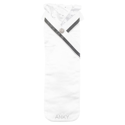 Vollständige Ansicht des hochwertigen ANKY Plastron Symphony C-Wear in der Farbe White Grey für den Dressursport. Das Bild zeigt den plissierten Dressurkragen, der mit feinen Glitzer-Kristallsteinen besetzt ist und von einem eleganten Einfassband in Grey und Silber gerahmt wird. Ein besonderes Highlight ist die mitgelieferte, sternförmige und glitzernde Plastronnadel auf dem langen Dressurlatz, der zudem mit dem eingestickten ANKY-Logo veredelt ist.