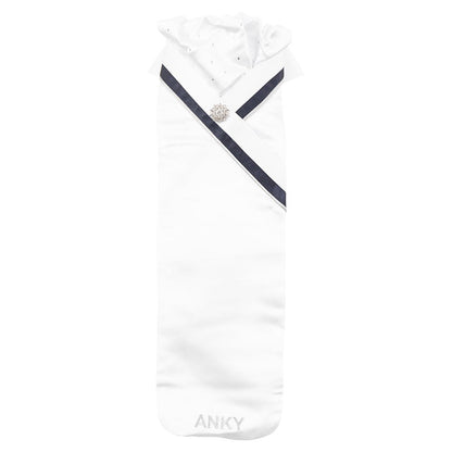 Vollständige Ansicht des hochwertigen ANKY Plastron Symphony C-Wear in der Farbe White Nightblue für den Dressursport. Das Bild zeigt den plissierten Dressurkragen, der mit feinen Glitzer-Kristallsteinen besetzt ist und von einem eleganten Einfassband in Nightblue und Silbergrau gerahmt wird. Ein besonderes Highlight ist die mitgelieferte, sternförmige und glitzernde Plastronnadel auf dem langen Dressurlatz, der zudem mit dem eingestickten ANKY-Logo veredelt ist.