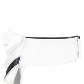 Seitenprofil ANKY Turnierplastron auf Weiß: Klettverschluss im Nacken für einfaches Anziehen & Anpassen. Dunkelblaue Paspel am Kragenrand, voluminöse Front mit plissiertem Glitzerkragen, V-Einfassband & Stern-Nadel.