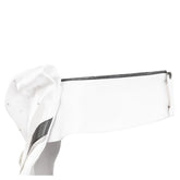 Seitenprofil ANKY Turnierplastron auf weißem Hintergrund: Klettverschluss im Nacken für einfaches Anziehen & Anpassen. Dunkelgraue Paspel am Kragenrand, voluminöser Frontbereich mit plissiertem Glitzerkragen, V-Einfassband & Stern-Plastron-Nadel.