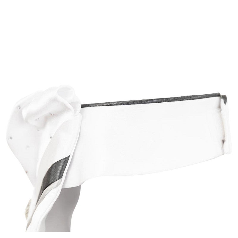 Seitenprofil ANKY Turnierplastron auf weißem Hintergrund: Klettverschluss im Nacken für einfaches Anziehen &amp; Anpassen. Dunkelgraue Paspel am Kragenrand, voluminöser Frontbereich mit plissiertem Glitzerkragen, V-Einfassband &amp; Stern-Plastron-Nadel.