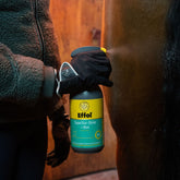 ine Reiterin demonstriert die Anwendung des Effol SuperStar-Shine Mint, indem sie das Glanzspray großflächig auf das Pferd aufsprüht. Das Bild zeigt, wie das Spray auf dem Kurzhaar für sofortigen Glanz und einen frischen Duft sorgt, während es Mähne und Schweif zuverlässig knotenfrei und leicht kämmbar macht. Diese Pflege ist ideal für die tägliche Routine aus Liebe zum Pferd oder als perfektes Finish vor einem Turnier.