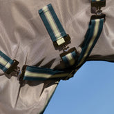 Der großzügige Bauchlatz der LeMieux Arika Camo Shower-Tek Fliegendecke wird mit drei stabilen T-Verschlüssen sicher fixiert und bildet so eine undurchdringliche mechanische Barriere zum Schutz der empfindlichen Bauchnaht vor aggressiven Kriebelmücken und Bremsen.