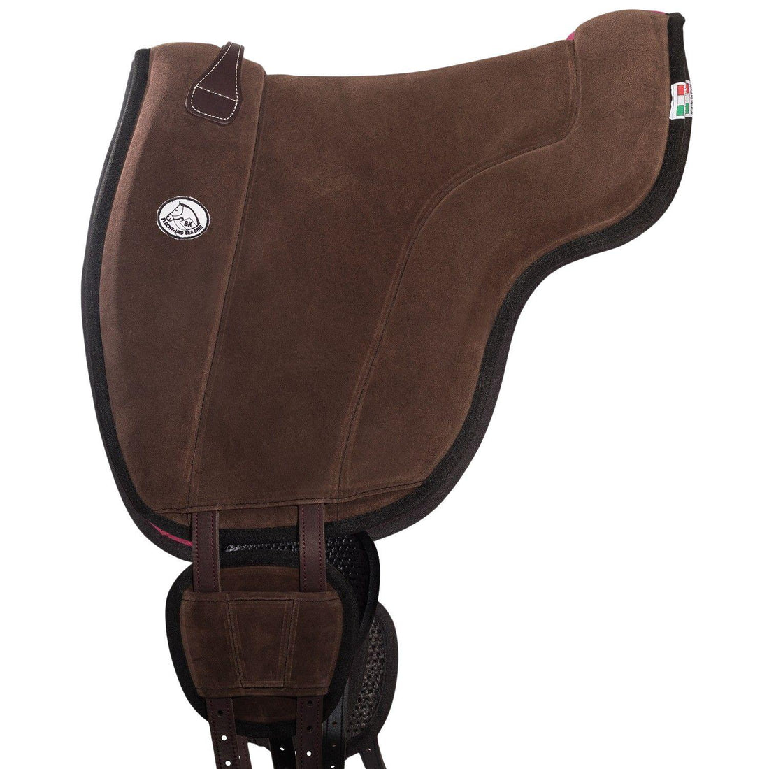 Das braune Brockamp Bareback Pad Reitpad Spezial aus feinem Rauleder bietet durch seine Kniepauschen und das Hinterzwieselpolster einen rahmenden Halt beim Reiten ohne Sattel. Ein brauner Ledergriff sowie die ergonomische V-Gurtung mit seitlichen Gurtpolstern sorgen für einen edlen Ton-in-Ton Effekt und eine stabile Lage dieses Premium-Reitkissens der Seilerei Brockamp.