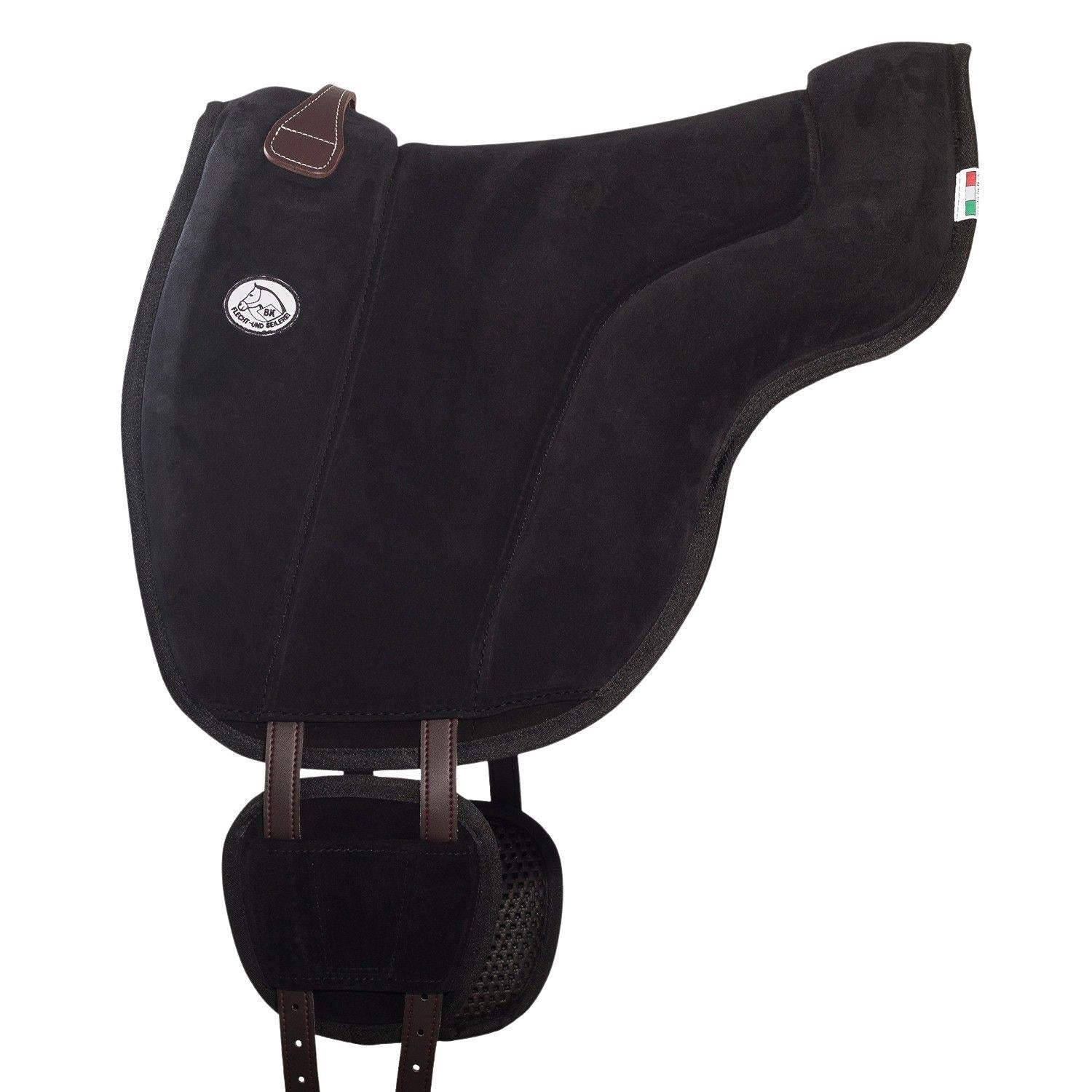 Das schwarze Brockamp Bareback Pad Reitpad Spezial aus feinem Rauleder bietet durch seine Kniepauschen und das Hinterzwieselpolster einen rahmenden Halt beim Reiten ohne Sattel. Ein brauner Ledergriff sowie die ergonomische V-Gurtung mit seitlichen Gurtpolstern sorgen für einen edlen Kontrast und stabile Lage dieses Premium-Reitkissens der Seilerei Brockamp.