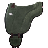 Das dunkelgrüne Brockamp Bareback Pad Reitpad Spezial aus feinem Rauleder bietet durch seine Kniepauschen und das Hinterzwieselpolster einen rahmenden Halt beim Reiten ohne Sattel. Ein brauner Ledergriff sowie die ergonomische V-Gurtung mit seitlichen Gurtpolstern sorgen für einen edlen, sanften Kontrast und eine stabile Lage dieses Premium-Reitkissens der Seilerei Brockamp.