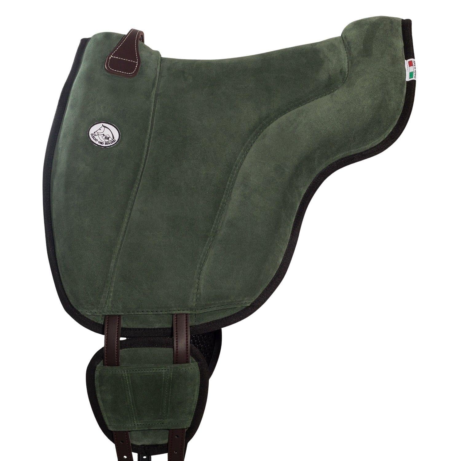 Das dunkelgrüne Brockamp Bareback Pad Reitpad Spezial aus feinem Rauleder bietet durch seine Kniepauschen und das Hinterzwieselpolster einen rahmenden Halt beim Reiten ohne Sattel. Ein brauner Ledergriff sowie die ergonomische V-Gurtung mit seitlichen Gurtpolstern sorgen für einen edlen, sanften Kontrast und eine stabile Lage dieses Premium-Reitkissens der Seilerei Brockamp.