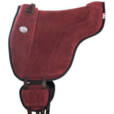 Anatomisches Brockamp Bareback Pad Reitpad Spezial in edlem Bordeaux aus echtem Wildleder mit integrierten Kniepauschen, stützender Hinterzwiesel-Polsterung und pferdefreundlicher V-Gurtung in der Seitenansicht für stabiles Reiten ohne Sattel.