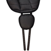 Die Nahaufnahme der Unterseite des dunkelgrauen Brockamp Bareback Pad Reitpad Spezial zeigt die strukturierte, stoßabsorbierende Anti-Slip-Neopren-Fläche an Pad und verschiebbarem Gurtpolster. Die darunter hervorlaufenden braunen Leder-Gurtstrippen der V-Gurtung verdeutlichen die rutschhemmende Bauweise für stabilen Halt beim Reiten ohne Sattel.