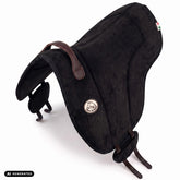 Die Perspektivansicht von oben auf das schwarze Brockamp Bareback Pad Reitpad Spezial zeigt die ergonomische Wildleder-Sitzfläche, rahmende Pauschen sowie die seitliche V-Gurtung. Die flexibel verschiebbaren Gurtpolster mit rutschfestem Neopren veranschaulichen die gleichmäßige Druckverteilung beim Reiten ohne Sattel auf Pferd und Pony.
