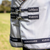 Detailaufnahme des sicheren Brustverschlusses der LeMieux Kudos AeroGuard Fliegenschutzdecke. Die zwei klassischen Drehverschluss-Karabiner sorgen für eine einfache Handhabung im Stallalltag und einen rutschfesten, stabilen Sitz der leichten Sommerdecke.