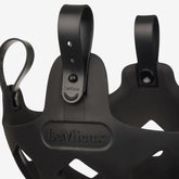 Hochauflösendes Produktdetail des schwarzen LeMieux Weidemaulkorbs Noma. Gezeigt wird die geschlossene Schlaufe mit Pin im ausgewählten Loch. Zum schnellen Öffnen und einfachen Abnehmen der Fressbremse direkt am Pferd wird die Schlaufe unkompliziert vom Pin weggezogen.