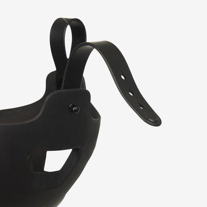 Detailaufnahme der LeMieux Fressbremse Noma in Schwarz. Zu sehen ist die geöffnete, TPR-robuste Schlaufe zur sicheren Befestigung am Weidehalfter. Der sichtbare Schnell-Verschluss mit Pin und die verschiedenen gestanzten Löcher ermöglichen eine einfache, individuelle Größenanpassung für optimalen Komfort am Pferdekopf.