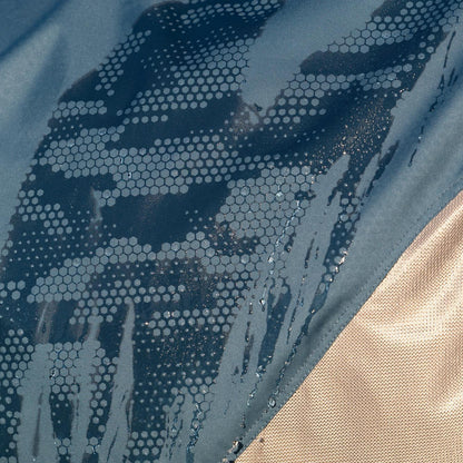 Eine Nahaufnahme der wasserdichten Ripstop-Oberlinie auf dem Pferderücken zeigt die faszinierende Funktion der LeMieux Hybriddecke: An den durch Regen nass gewordenen Stellen erscheint sofort der Camouflage-Print, während die noch trockenen Bereiche einfarbig im Jungle-Ton verbleiben.