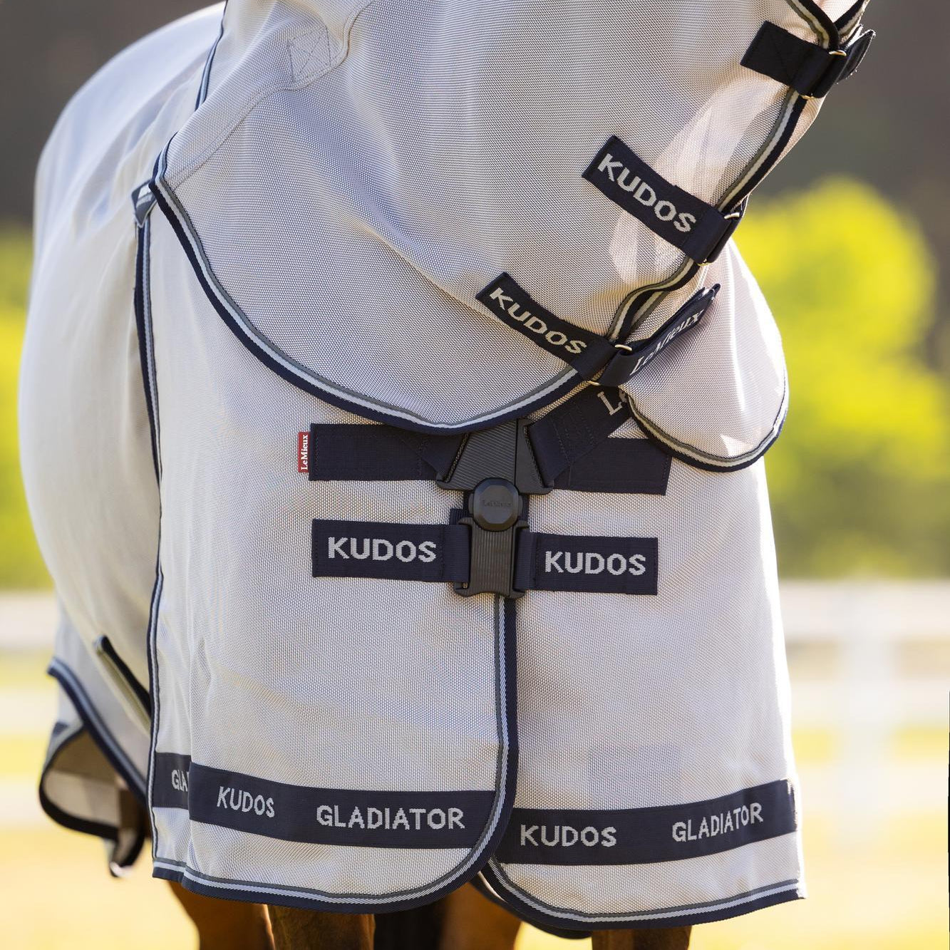 Detailansicht der LeMieux Kudos Gladiator Fliegenschutzdecke von vorne am Pferd, die den reibungsfreien 45-Grad-Winkel des innovativen Brustverschlusses und den sauberen Übergang zum Halsteil mit Klettverschlüssen verdeutlicht.