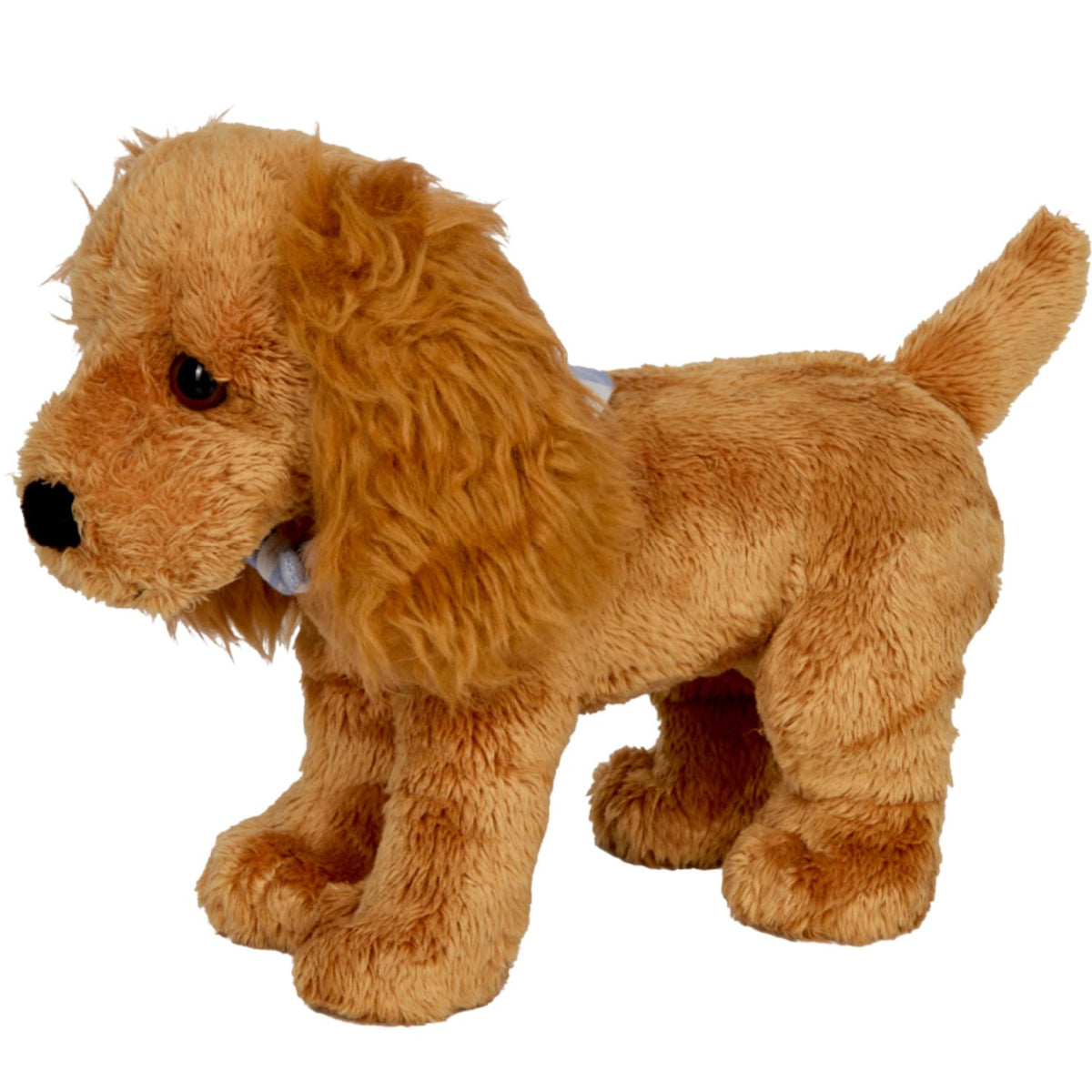 Seitliche Gesamtansicht des kompakten Plüschhundes Cocker Spaniel Chip aus der Serie Lustige Tierparade von Die Spiegelburg, stehend auf vier Beinen mit Rute. Das detailgetreue, weiche Hundeabbild zeigt deutlich das kleine blau-karierte Stofftuch um seinen Hals, das ihm eine persönliche Note verleiht. Chip eignet sich ideal als kleine Aufmerksamkeit für Hundeliebhaber, Glücksbringer und Wegbegleiter im Auto oder Mutmacher auf dem Schreibtisch, der jedem ein Lächeln ins Gesicht zaubert.