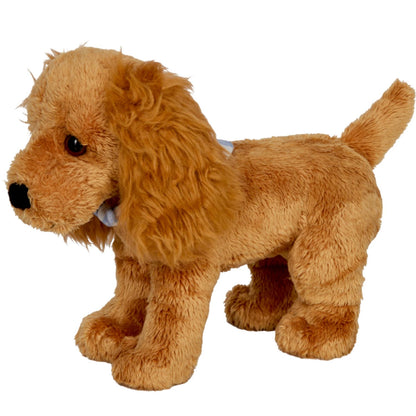 Seitliche Gesamtansicht des kompakten Plüschhundes Cocker Spaniel Chip aus der Serie Lustige Tierparade von Die Spiegelburg, stehend auf vier Beinen mit Rute. Das detailgetreue, weiche Hundeabbild zeigt deutlich das kleine blau-karierte Stofftuch um seinen Hals, das ihm eine persönliche Note verleiht. Chip eignet sich ideal als kleine Aufmerksamkeit für Hundeliebhaber, Glücksbringer und Wegbegleiter im Auto oder Mutmacher auf dem Schreibtisch, der jedem ein Lächeln ins Gesicht zaubert.